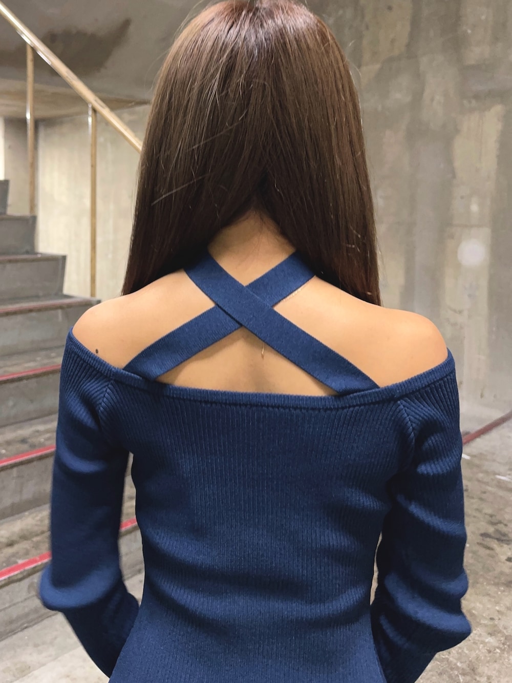 ブルー系のワンピース、ブラック系のブーツを着用したレディースの秋コーディネートの7枚目の写真