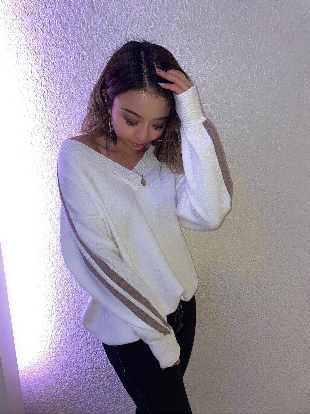 ホワイト系のニット/セーターを着用したレディースの冬コーディネートの2枚目の写真