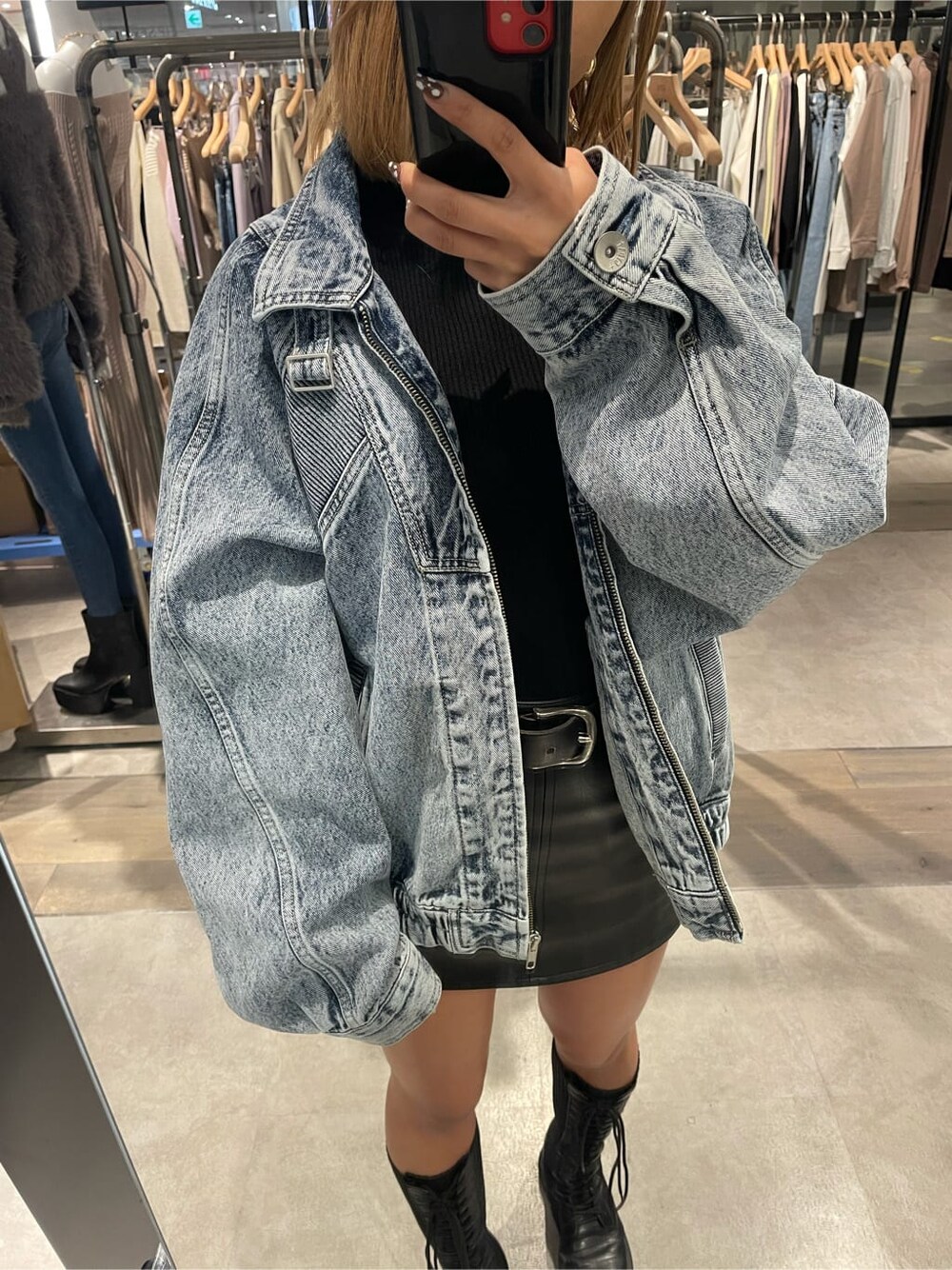 ブルー系のブルゾン、ブラック系のブーツ、ブラック系のニット/セーターを着用したレディースの冬コーディネートの2枚目の写真