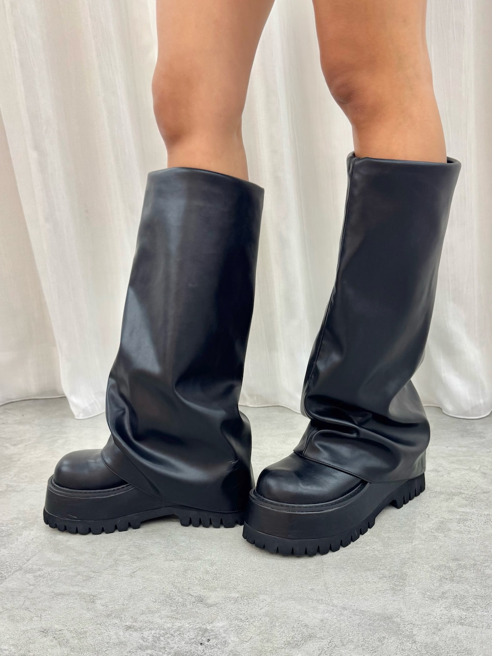 ブラック系のブーツ、ブラック系のブーツ、ホワイト系のニット/セーターを着用したレディースの秋コーディネートの6枚目の写真