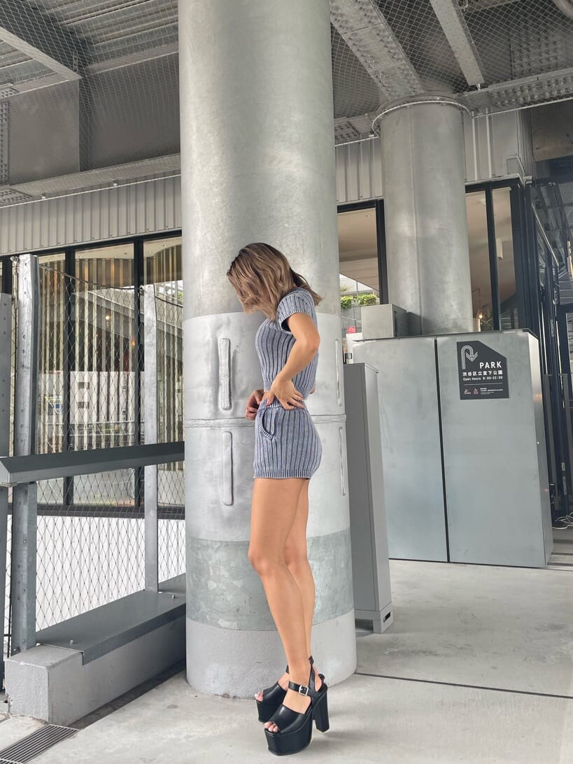 ブルー系のその他パンツ、ブラック系のサンダル、ブルー系のニット/セーターを着用したレディースの夏コーディネートの3枚目の写真