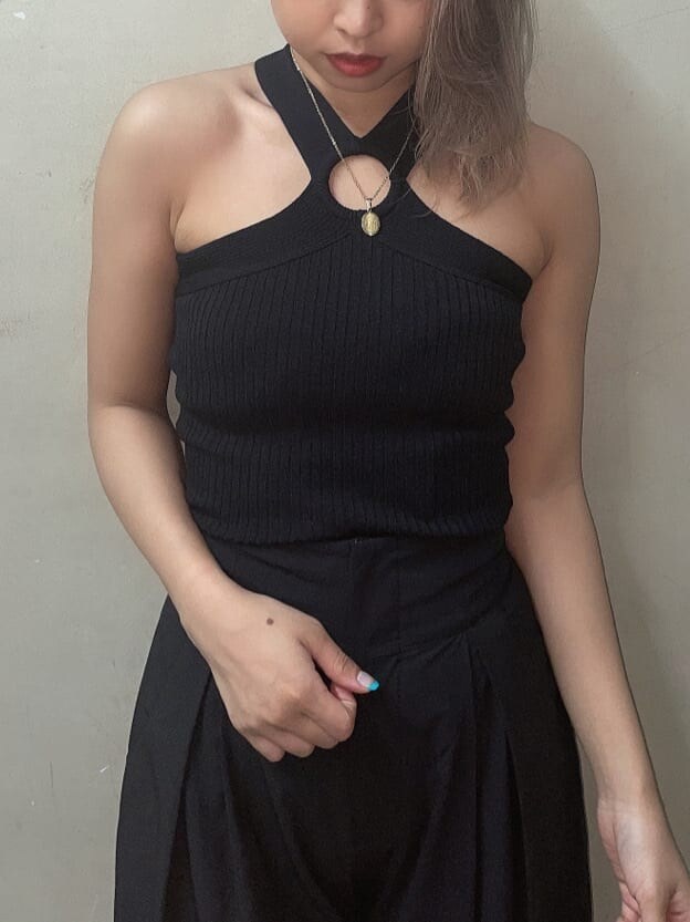 ブラック系のスラックス、ブラック系のサンダル、ブラック系のタンクトップを着用したレディースの夏コーディネートの4枚目の写真