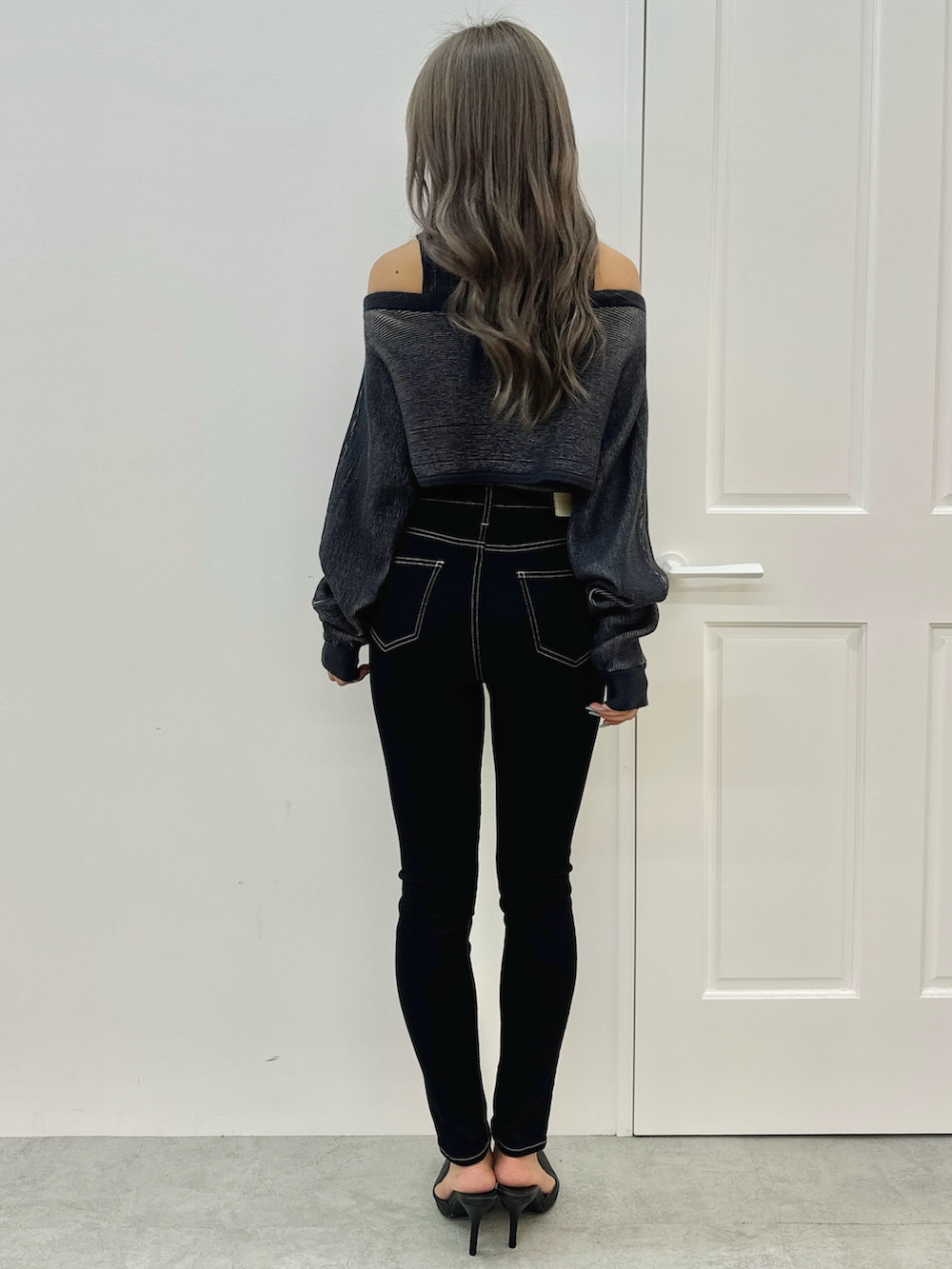 その他のアンサンブル、ブラック系のデニムパンツ、ブラック系のパンプスを着用したレディースの秋コーディネートの3枚目の写真