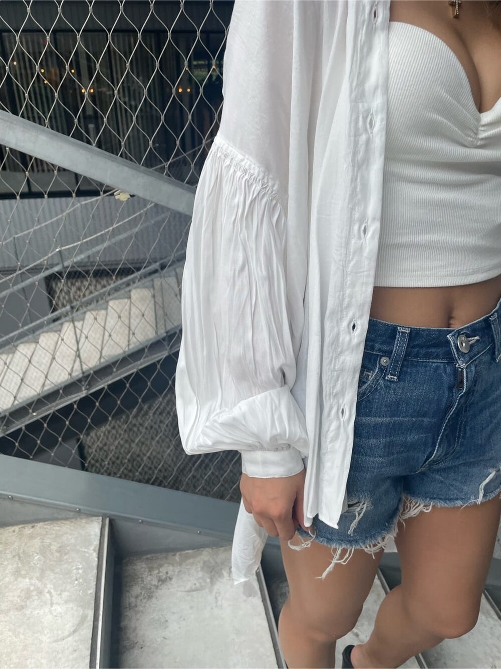 ホワイト系のサンダル、ホワイト系のチューブトップ、ホワイト系のシャツ/ブラウスを着用したレディースの夏コーディネートの7枚目の写真