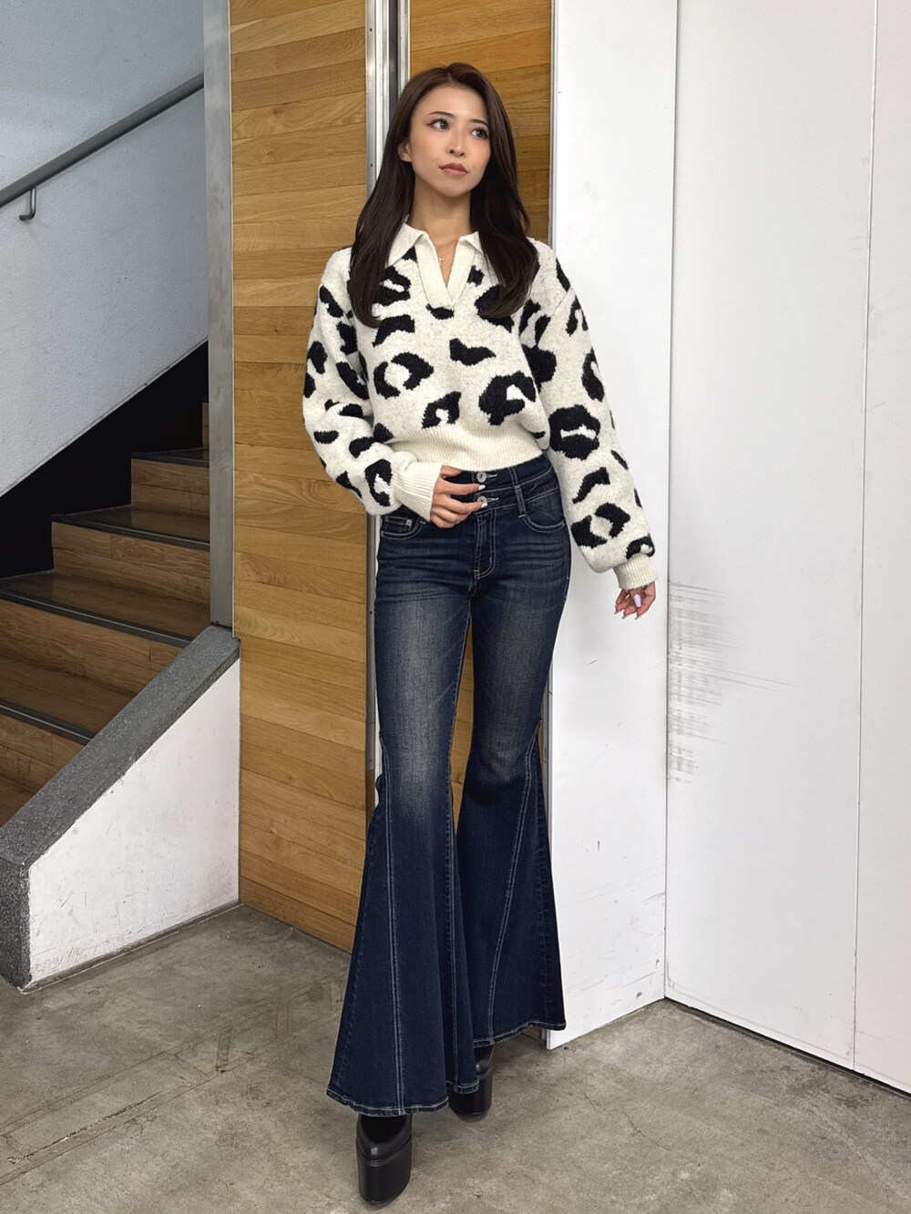 その他のニット/セーター、ブルー系のデニムパンツ、ブラック系のブーツを着用したレディースの秋コーディネートの2枚目の写真