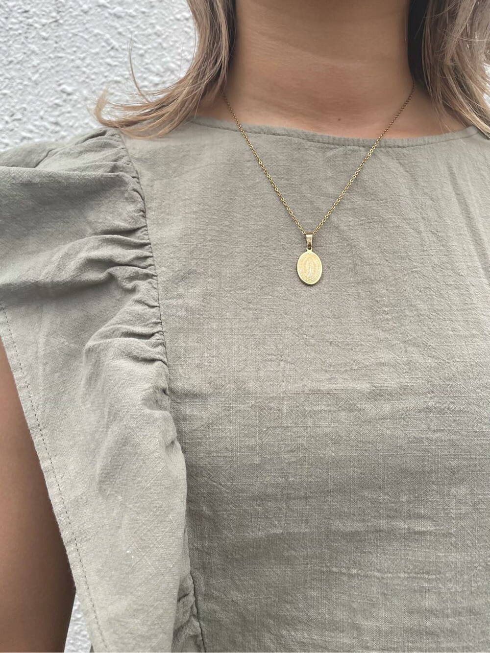 ブラック系のパンプス、ブラック系のデニムパンツ、グリーン系のシャツ/ブラウスを着用したレディースの夏コーディネートの7枚目の写真