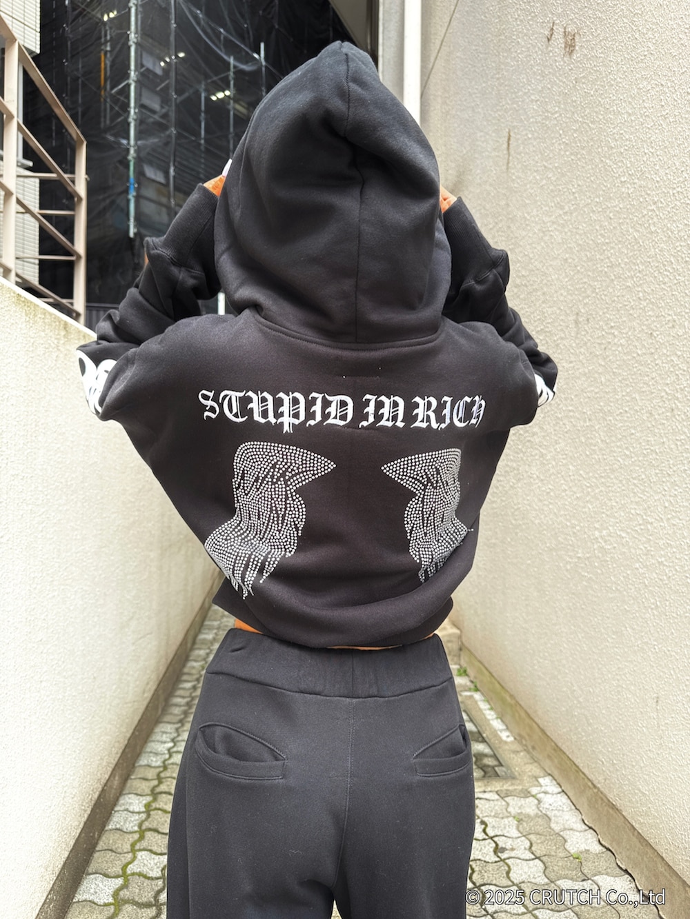 ブラック系のパーカー、ブラック系のその他パンツ、ホワイト系のパンプスを着用したレディースの秋コーディネートの8枚目の写真