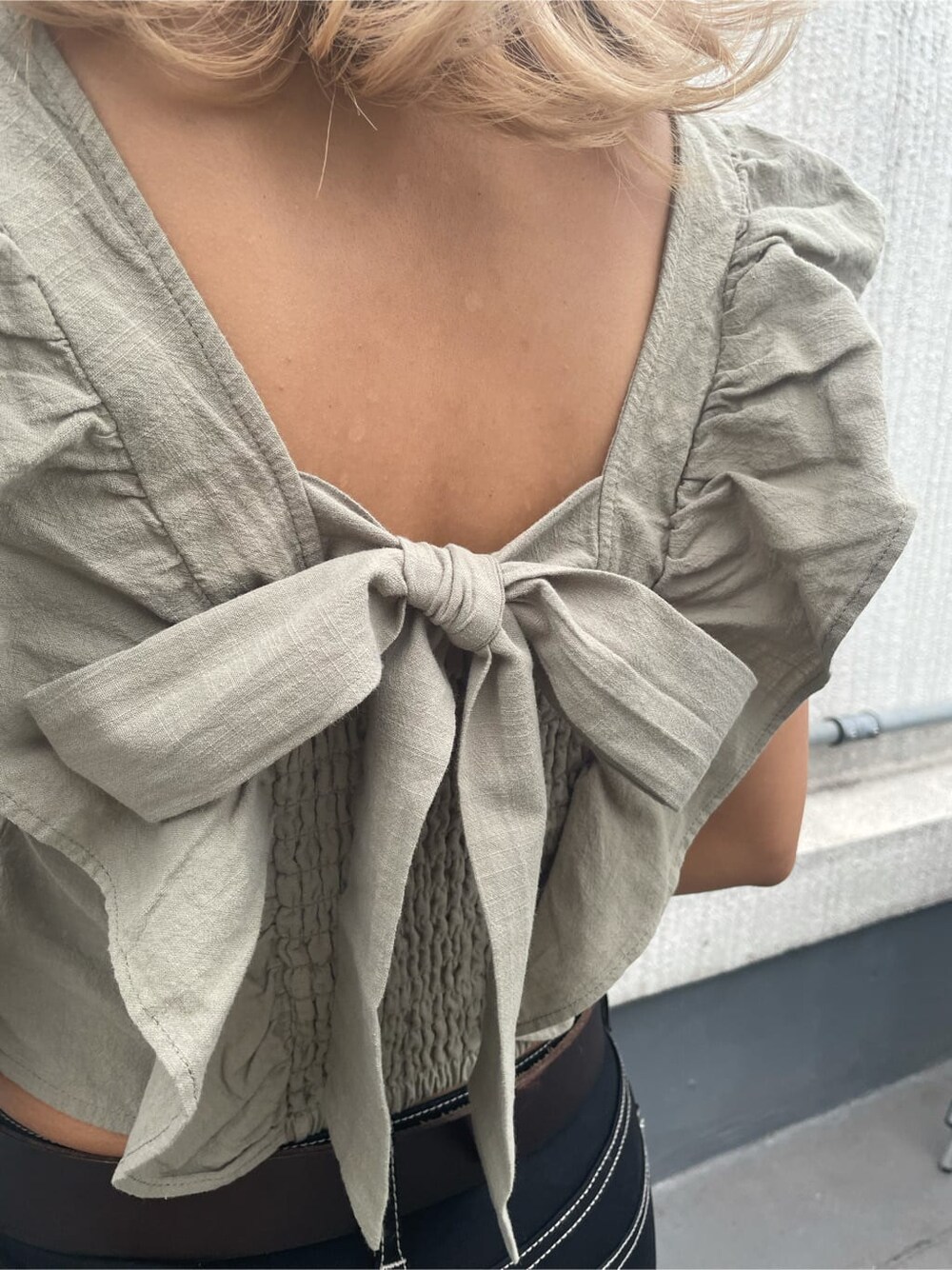 ブラック系のパンプス、ブラック系のデニムパンツ、グリーン系のシャツ/ブラウスを着用したレディースの夏コーディネートの6枚目の写真