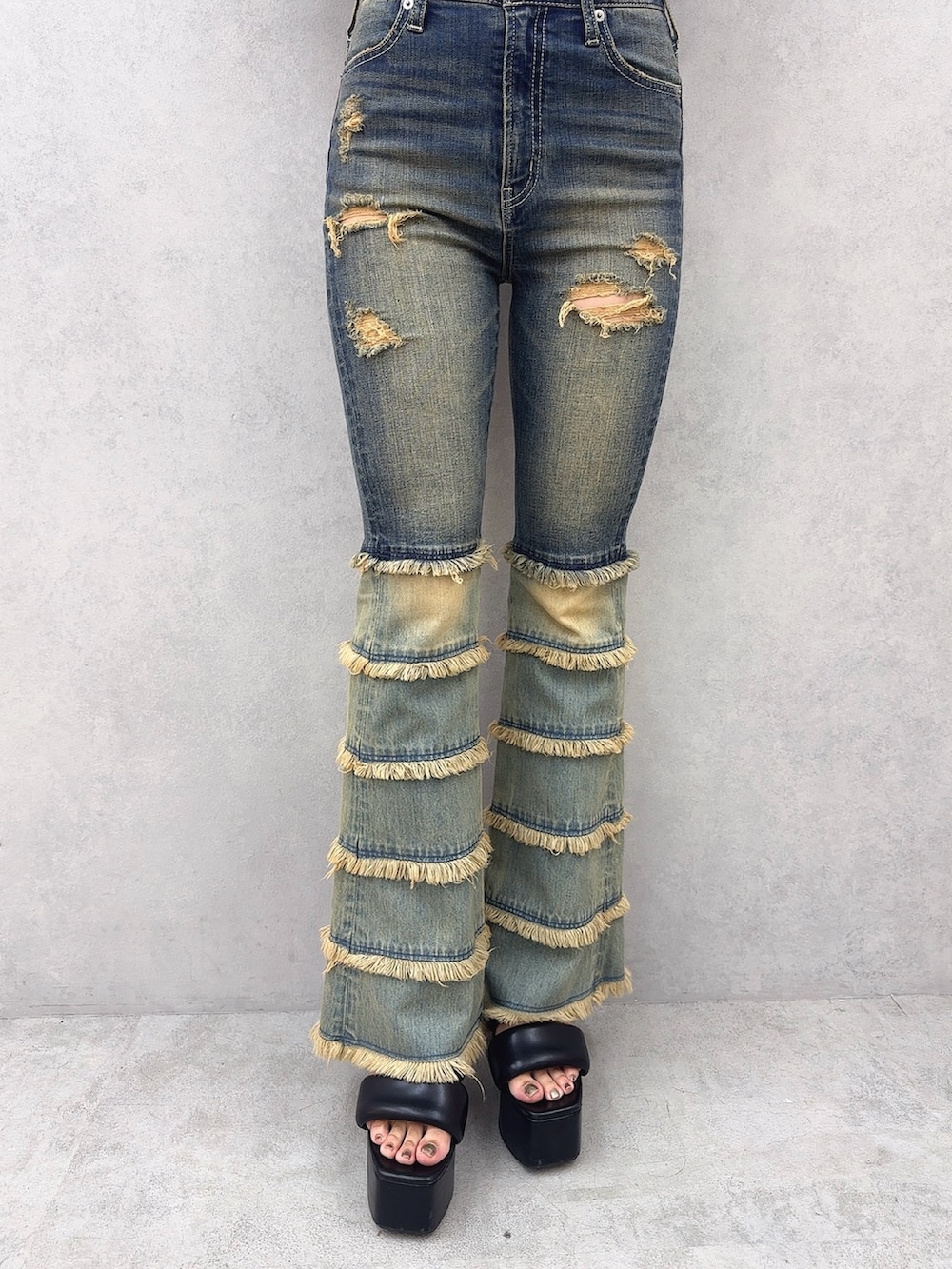 ピンク系のキャミソール、ブルー系のデニムパンツ、ブラック系のサンダルを着用したレディースの夏コーディネートの6枚目の写真