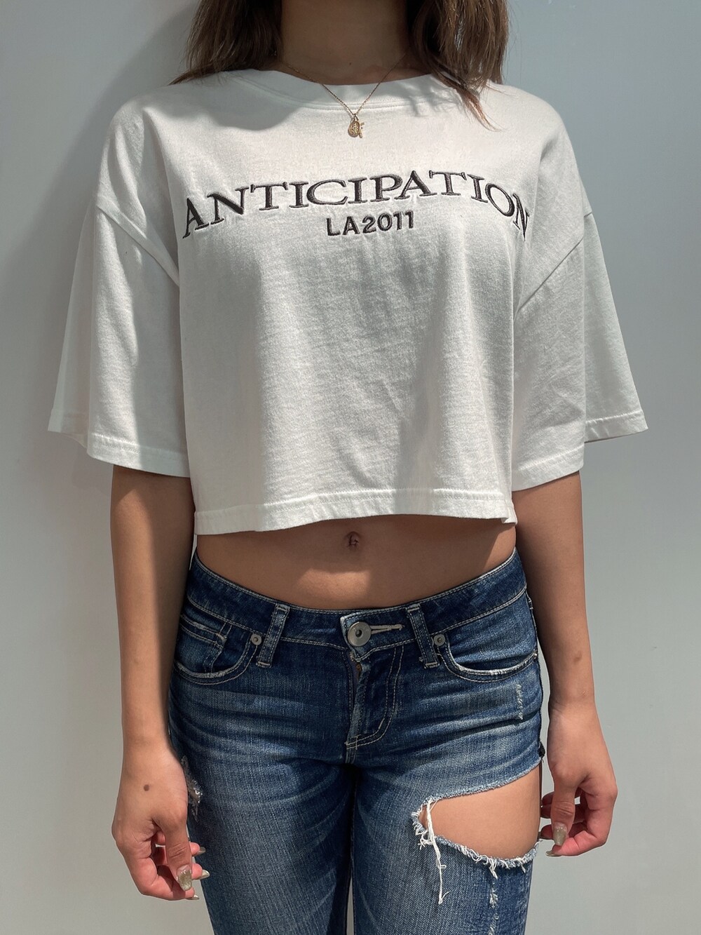 ホワイト系のTシャツ/カットソー、ブルー系のデニムパンツ、ブラック系のパンプスを着用したレディースの夏コーディネートの8枚目の写真