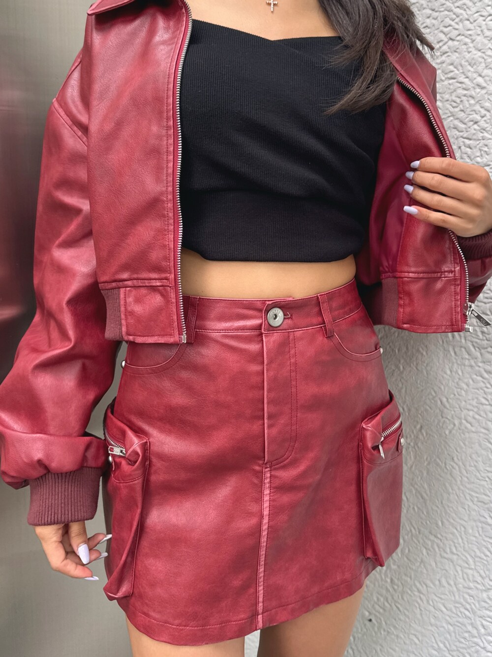 ブラック系のTシャツ/カットソー、レッド系のブルゾン、レッド系のスカートを着用したレディースの秋コーディネートの6枚目の写真