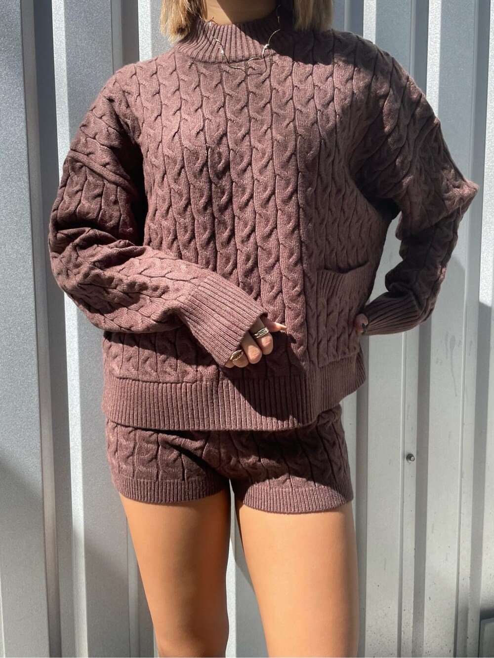 ブラウン系のその他パンツ、ブラック系のブーツ、ブラウン系のニット/セーターを着用したレディースの秋コーディネートの6枚目の写真