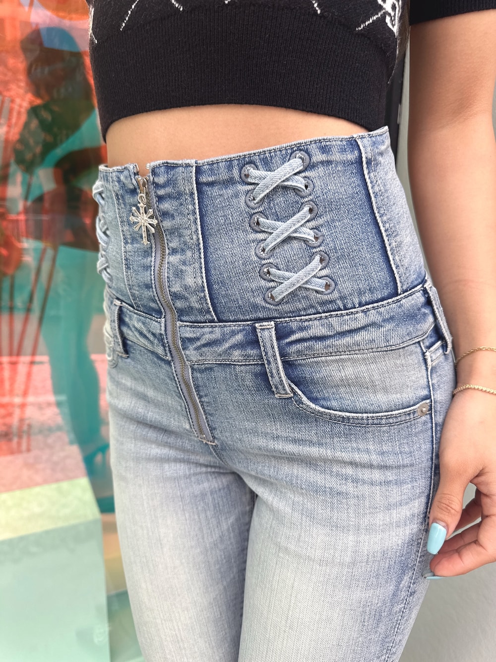 ブラック系のニット/セーター、ブルー系のデニムパンツ、ブラック系のパンプスを着用したレディースの春コーディネートの9枚目の写真