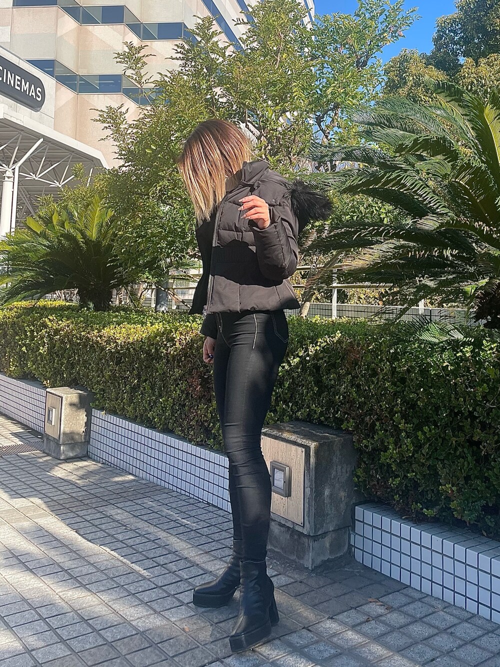 ブラック系のデニムパンツ、ブラック系のニット/セーター、ブラック系のその他アウターを着用したレディースの冬コーディネートの3枚目の写真