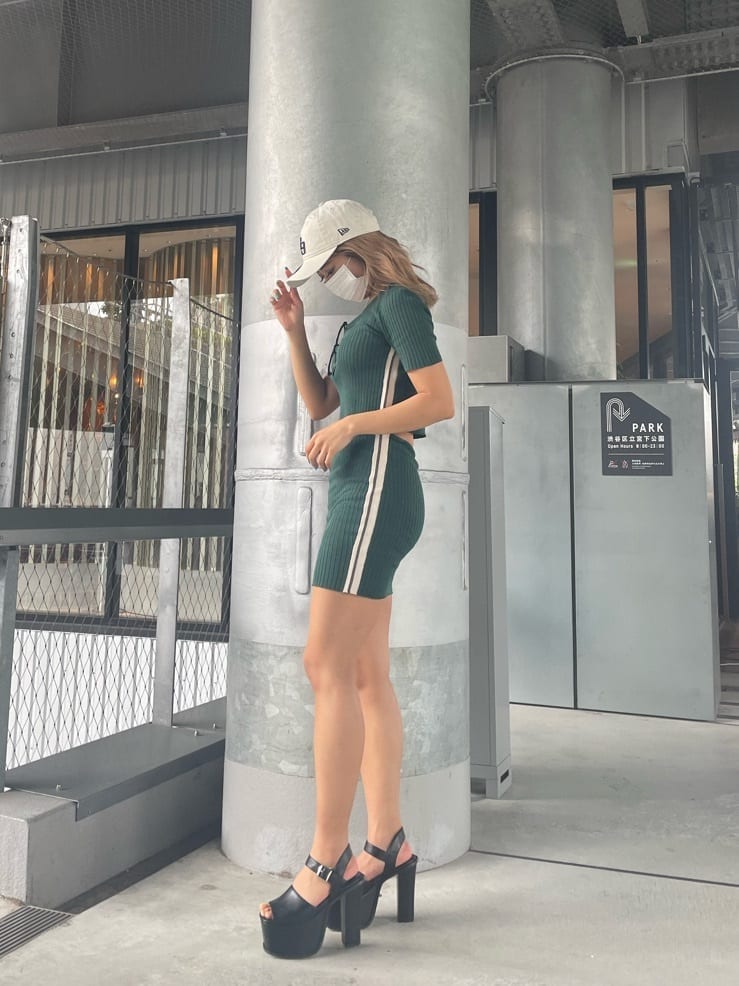 グリーン系のスカート、グリーン系のニット/セーター、ブラック系のサンダルを着用したレディースの夏コーディネートの3枚目の写真