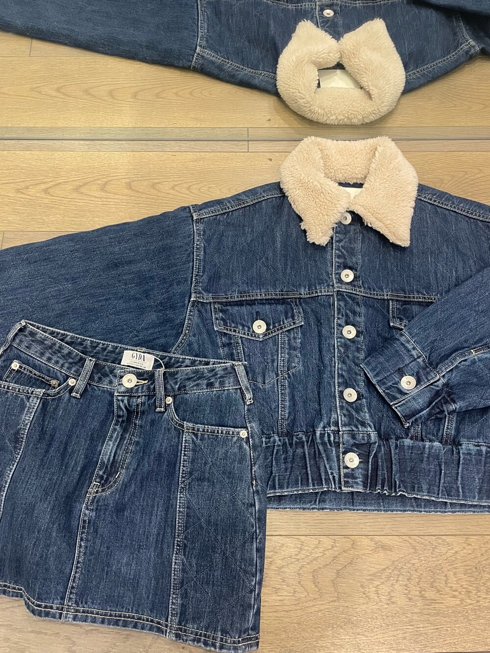 ブルー系のデニムパンツ、ブラック系のブーツ、ブルー系のデニムジャケットを着用したレディースの秋コーディネートの4枚目の写真