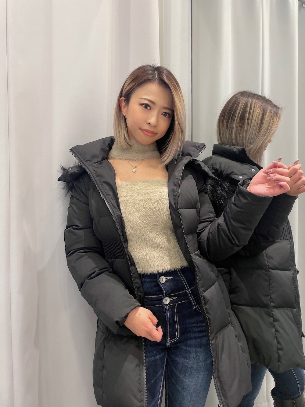 ブラック系のブーツ、ブルー系のパンツ、ブラック系のその他アウターを着用したレディースの秋コーディネートの3枚目の写真