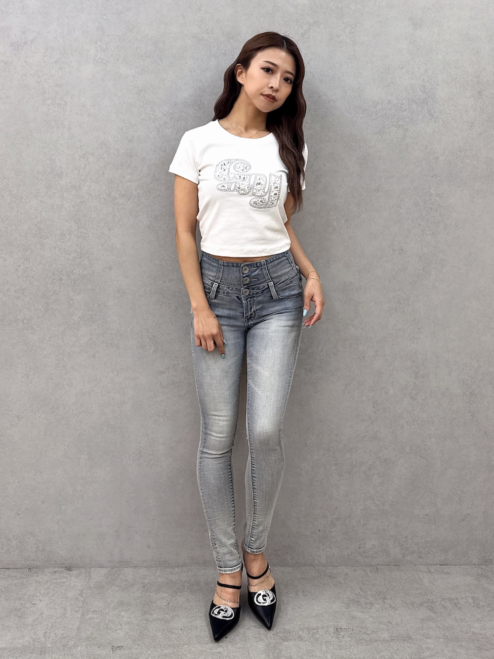 ホワイト系のTシャツ/カットソー、ブルー系のデニムパンツ、ブラック系のパンプスを着用したレディースの春コーディネートの2枚目の写真