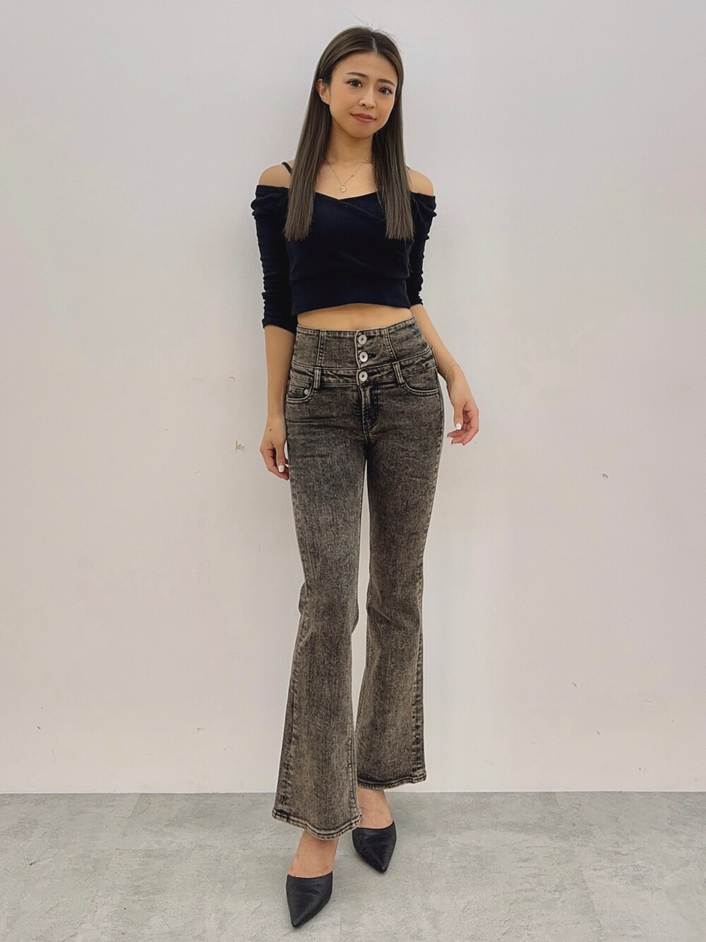 ブラック系のTシャツ/カットソー、ブラック系のデニムパンツ、ブラック系のパンプスを着用したレディースの秋コーディネートの2枚目の写真