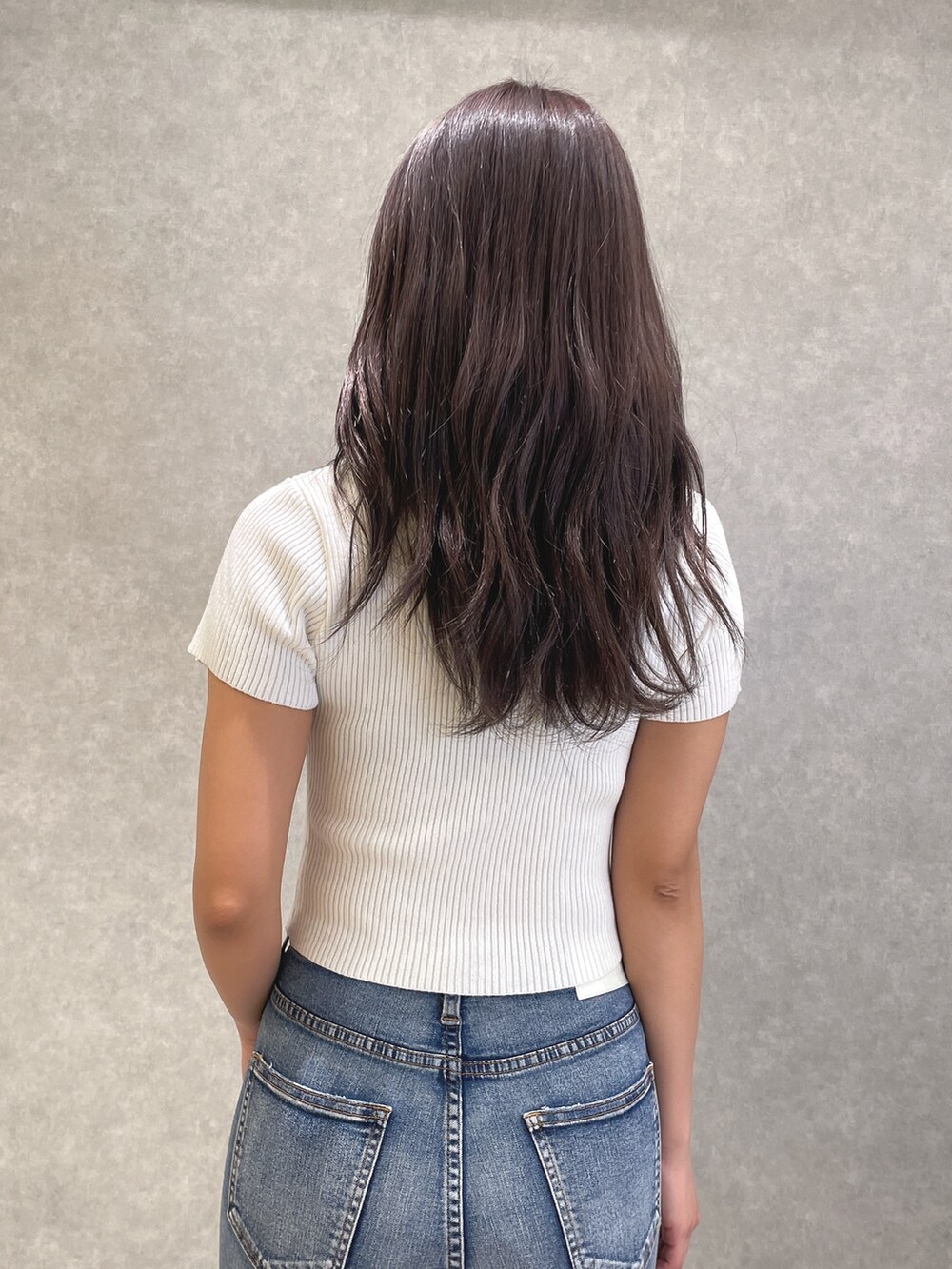 ホワイト系のTシャツ/カットソー、ブルー系のデニムパンツ、ブラック系のパンプスを着用したレディースの春コーディネートの8枚目の写真