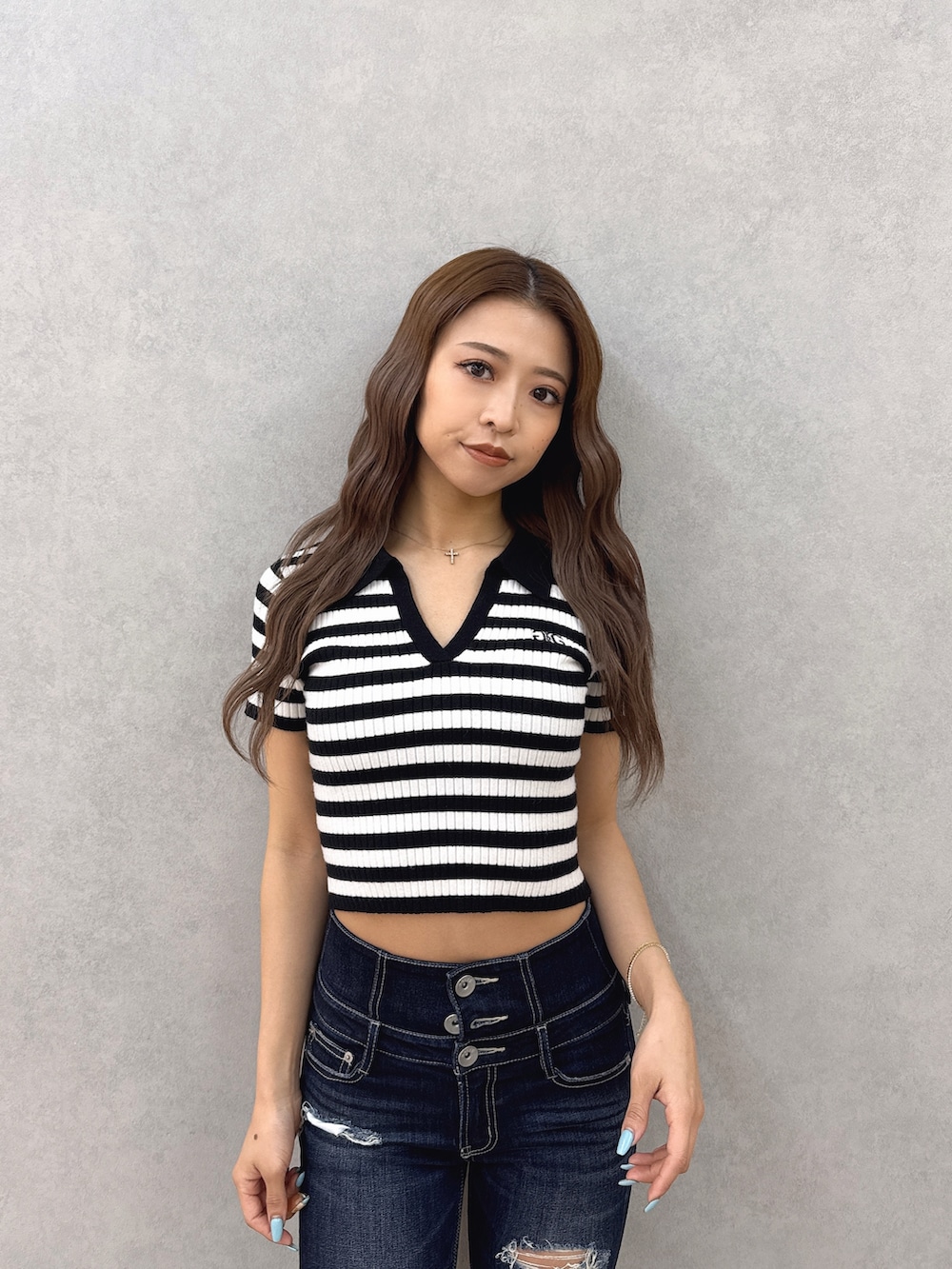 その他のニット/セーター、ブルー系のデニムパンツ、ブラック系のパンプスを着用したレディースの春コーディネートの5枚目の写真