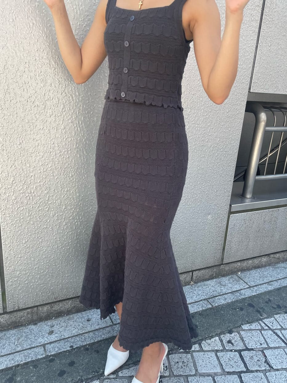ホワイト系のパンプス、グレー系のスカート、グレー系のタンクトップを着用したレディースの夏コーディネートの3枚目の写真