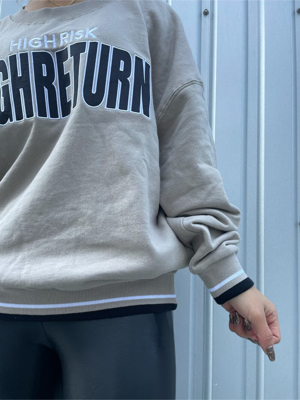 ブラック系のその他パンツ、ブラック系のショルダーバッグ、ブラック系のパンプスを着用したレディースの冬コーディネートの4枚目の写真