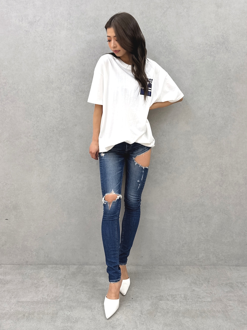 ホワイト系のTシャツ/カットソー、ブルー系のデニムパンツ、ホワイト系のパンプスを着用したレディースの春コーディネートの2枚目の写真