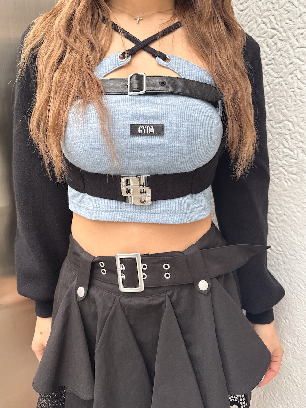 ブルー系のTシャツ/カットソー、ブラック系のカーディガン/ボレロ、ブラック系のスカートを着用したレディースの春コーディネートの5枚目の写真