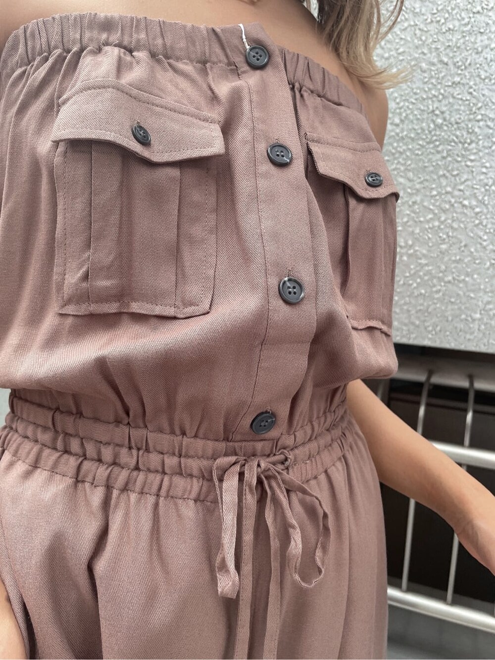 ホワイト系のシャツ/ブラウス、ベージュ系のつなぎ/オールインワン、ホワイト系のハンドバッグを着用したレディースの夏コーディネートの7枚目の写真