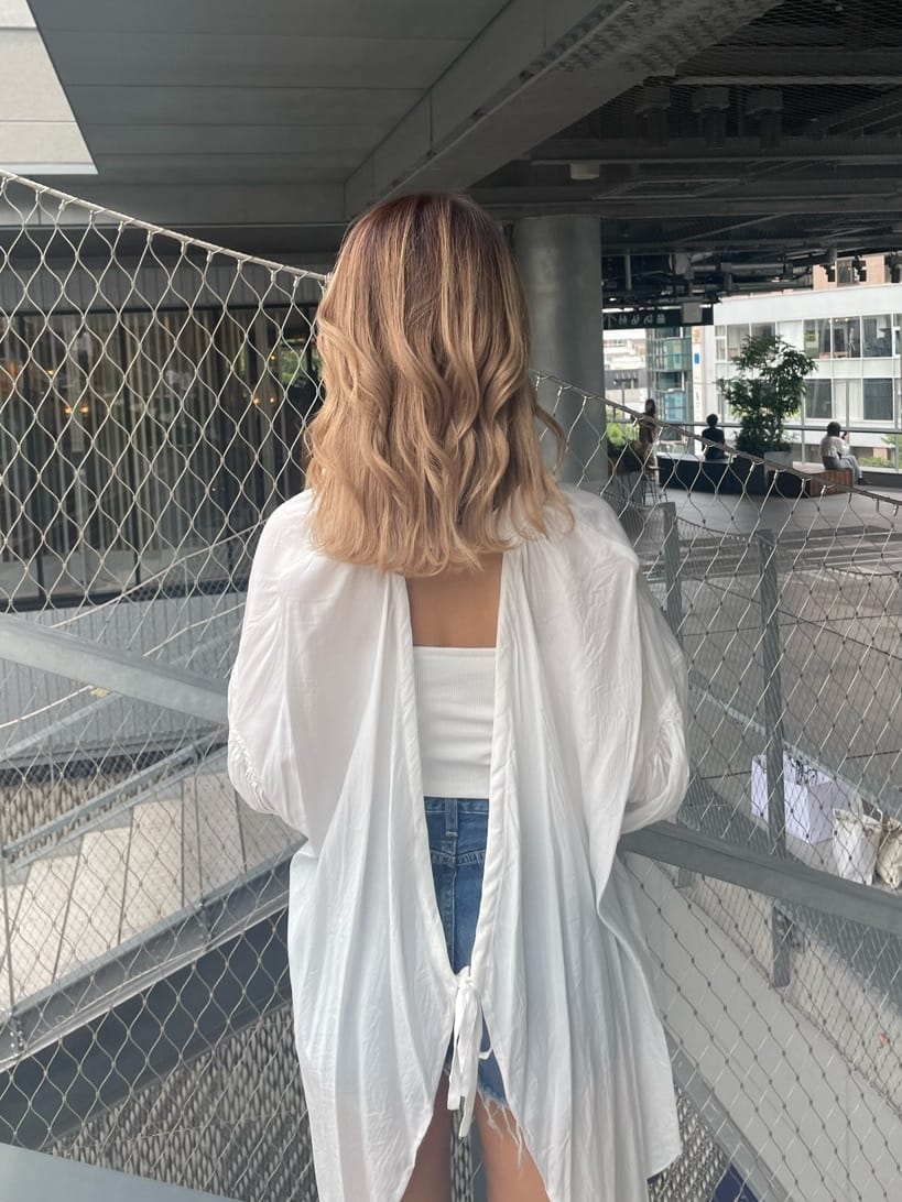 ホワイト系のサンダル、ホワイト系のチューブトップ、ホワイト系のシャツ/ブラウスを着用したレディースの夏コーディネートの5枚目の写真