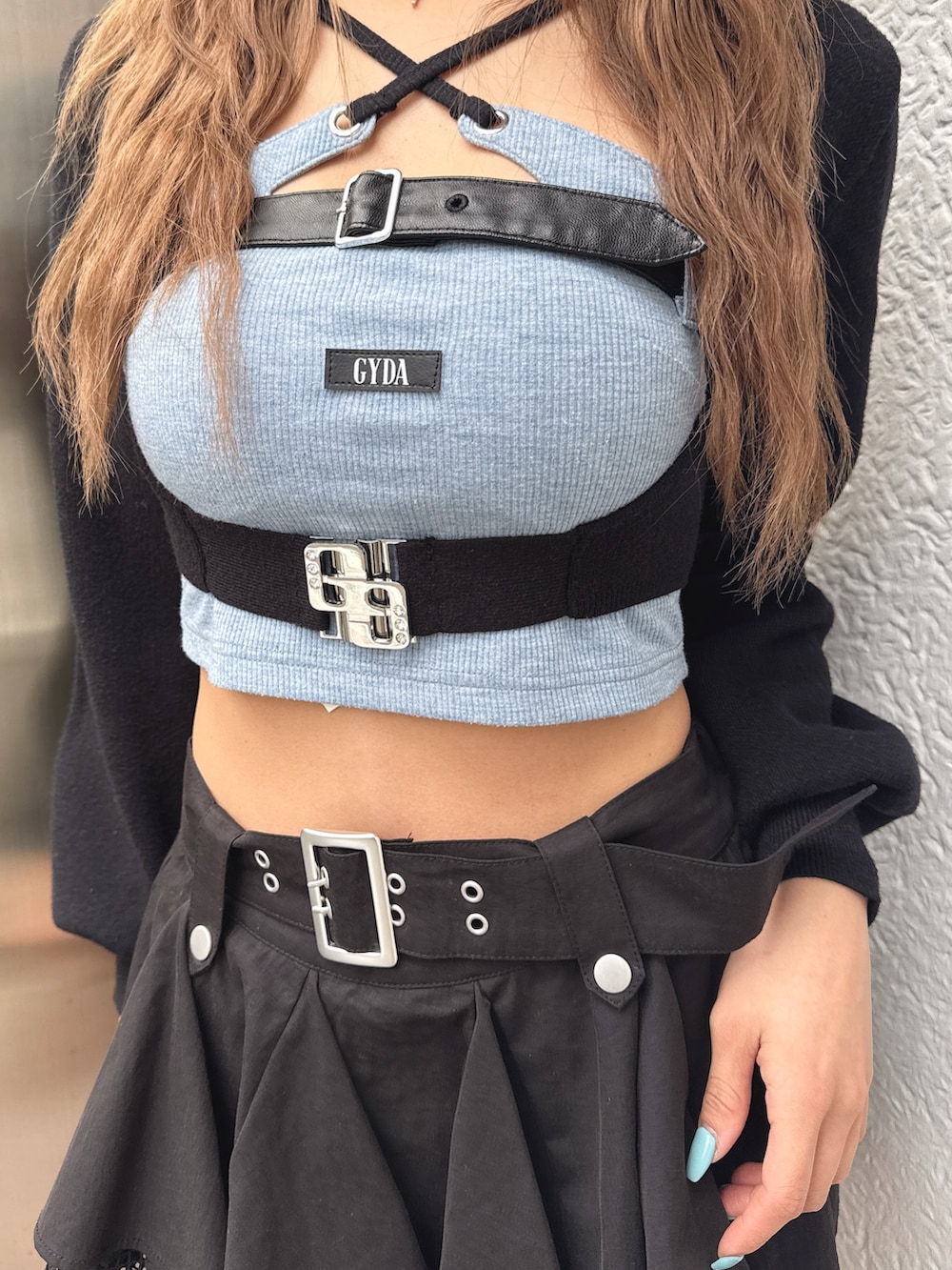 ブルー系のTシャツ/カットソー、ブラック系のカーディガン/ボレロ、ブラック系のスカートを着用したレディースの春コーディネートの6枚目の写真