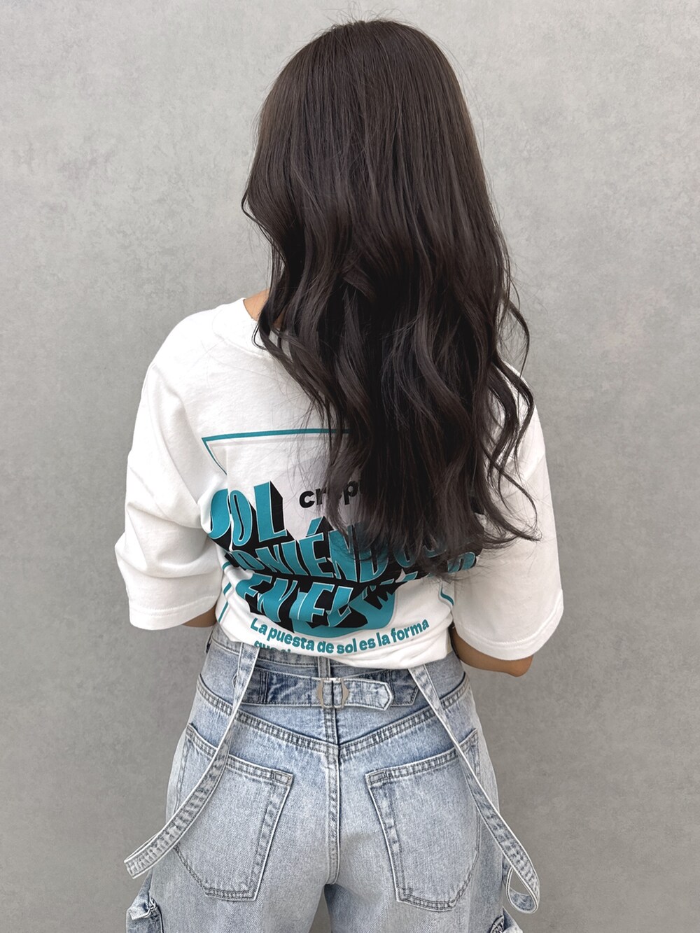 ホワイト系のTシャツ/カットソー、ブルー系のデニムパンツ、ホワイト系のサンダルを着用したレディースの夏コーディネートの5枚目の写真