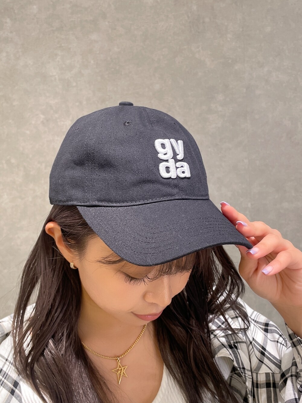 ブラック系のブーツ、ブルー系のデニムパンツ、ホワイト系のTシャツ/カットソーを着用したレディースの春コーディネートの9枚目の写真