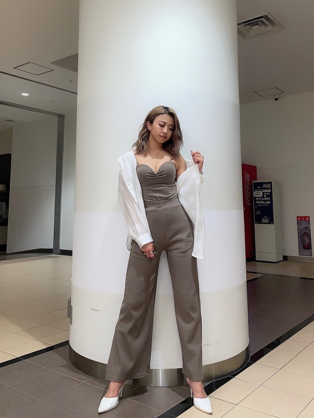 ホワイト系のシャツ/ブラウス、ベージュ系のつなぎ/オールインワン、ホワイト系のパンプスを着用したレディースの春コーディネートの2枚目の写真