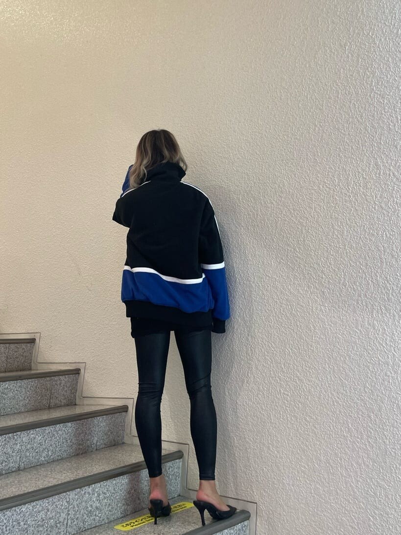 ブラック系のブルゾン、ブラック系のパンプスを着用したレディースの秋コーディネートの3枚目の写真