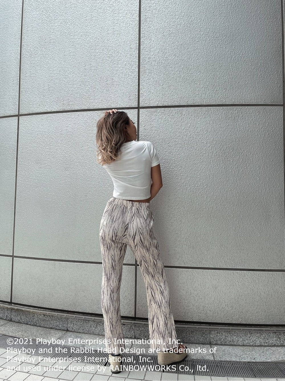 ブラック系のサンダル、ホワイト系のその他パンツ、ホワイト系のTシャツ/カットソーを着用したレディースの夏コーディネートの2枚目の写真