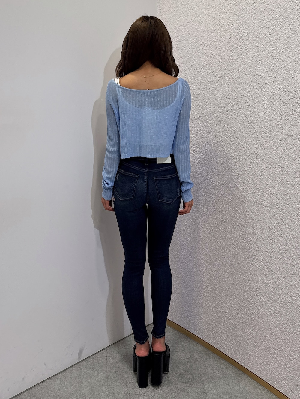 ホワイト系のキャミソール、ブルー系のカーディガン/ボレロ、ブルー系のデニムパンツを着用したレディースの夏コーディネートの4枚目の写真
