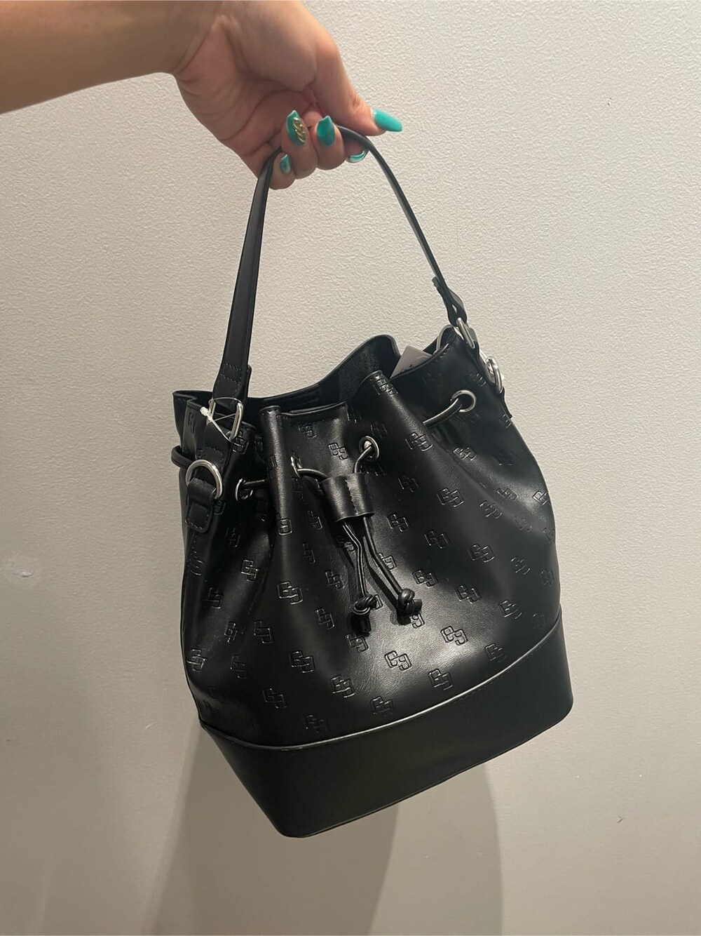 ホワイト系のシャツ/ブラウス、ブルー系のワンピースを着用したレディースの夏コーディネートの6枚目の写真