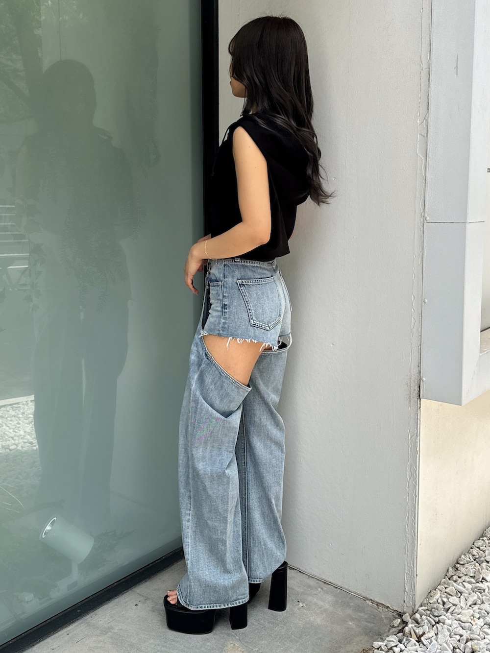 ブラック系のTシャツ/カットソー、ブルー系のデニムパンツ、ブラック系のサンダルを着用したレディースの夏コーディネートの3枚目の写真