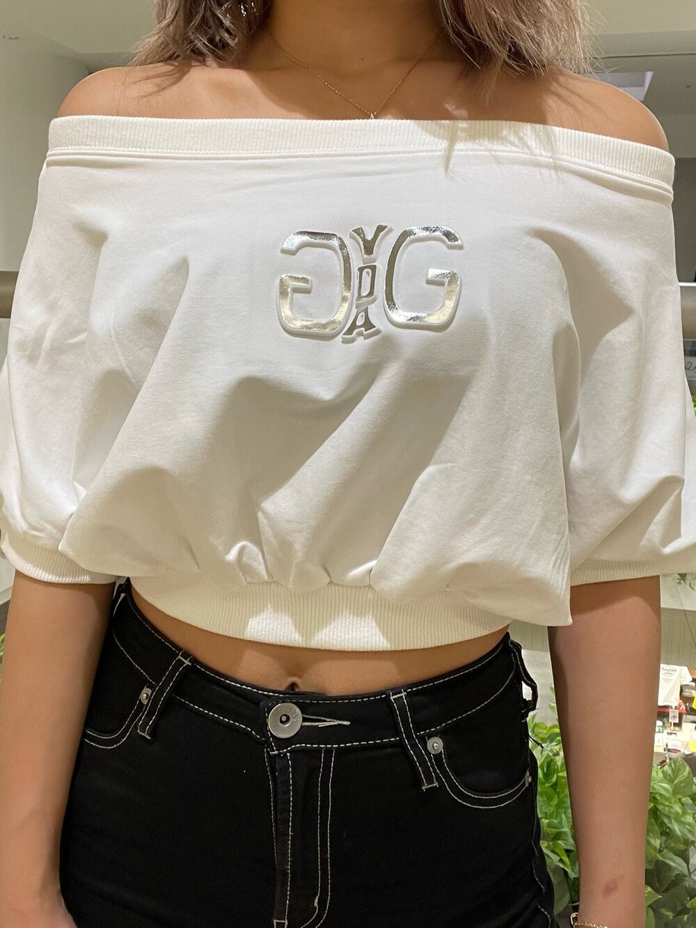 ホワイト系のTシャツ/カットソー、ブラック系のデニムパンツ、ホワイト系のパンプスを着用したレディースの春コーディネートの5枚目の写真