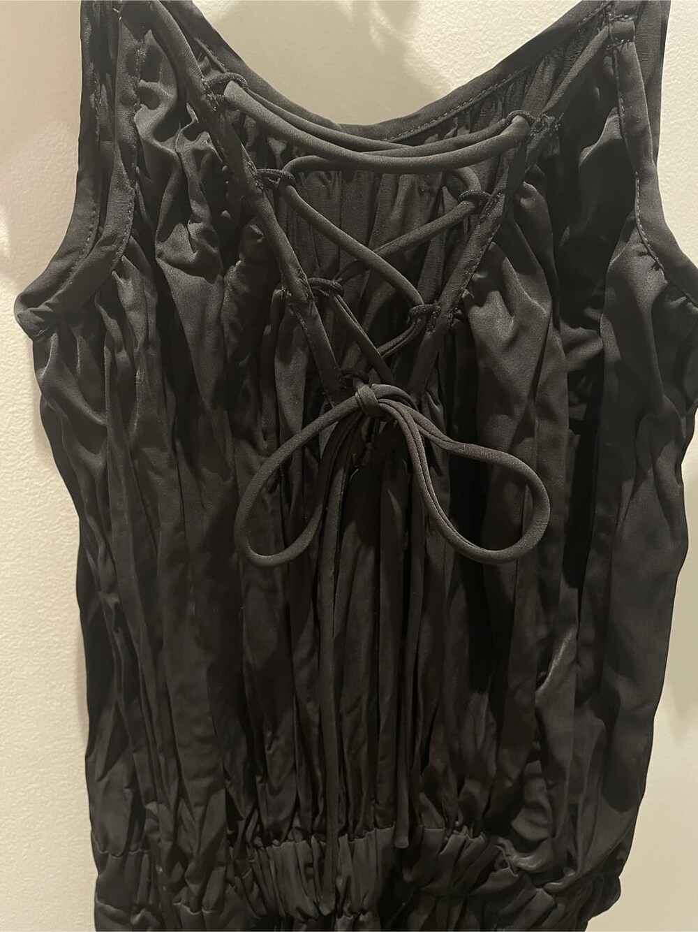 その他のパンプス、ブラック系のつなぎ/オールインワン、ゴールド系のネックレスを着用したレディースの夏コーディネートの5枚目の写真