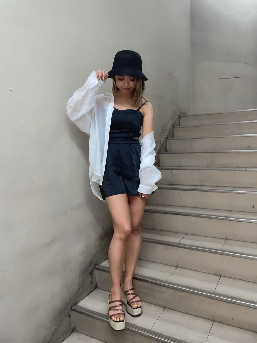 ブラック系のつなぎ/オールインワン、ホワイト系のシャツ/ブラウス、ブラック系のハットを着用したレディースの夏コーディネートの2枚目の写真