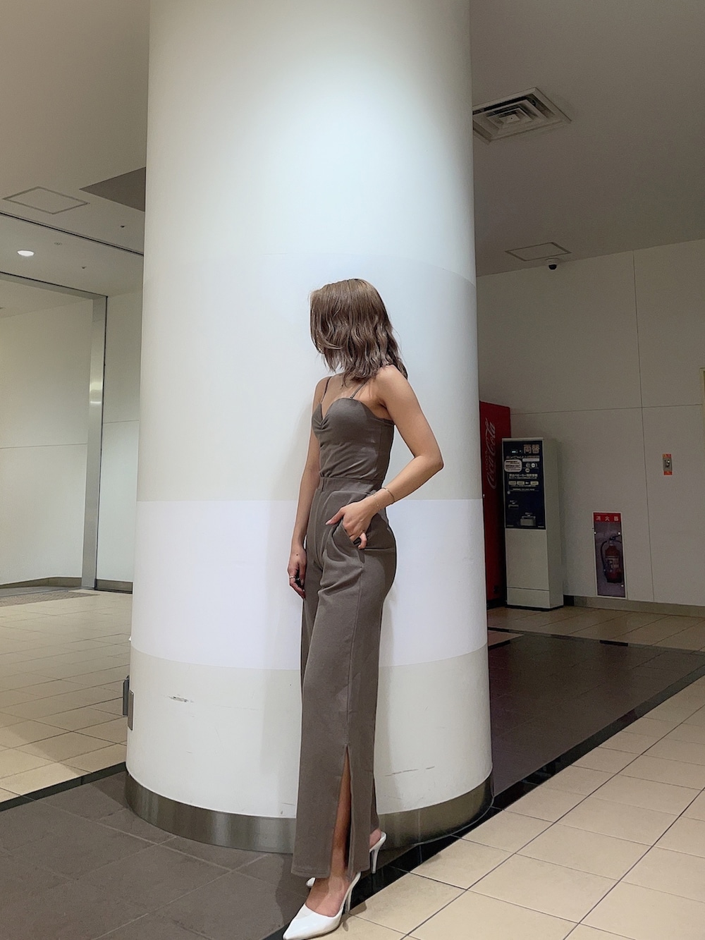 ホワイト系のシャツ/ブラウス、ベージュ系のつなぎ/オールインワン、ホワイト系のパンプスを着用したレディースの春コーディネートの6枚目の写真