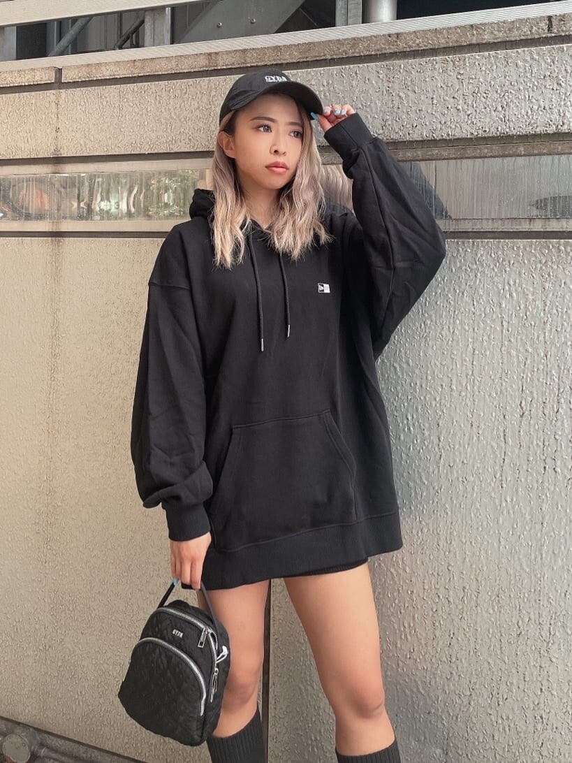 ブラック系のブーツ、ブラック系のバックパック/リュック、ブラック系のTシャツ/カットソーを着用したレディースの秋コーディネートの4枚目の写真