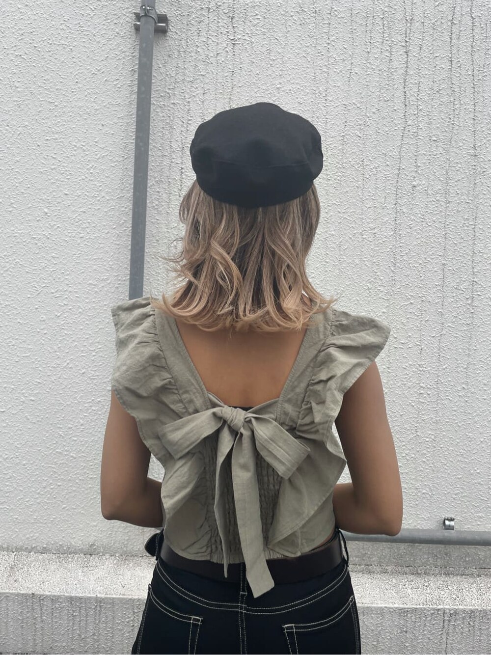 ブラック系のパンプス、ブラック系のデニムパンツ、グリーン系のシャツ/ブラウスを着用したレディースの夏コーディネートの5枚目の写真