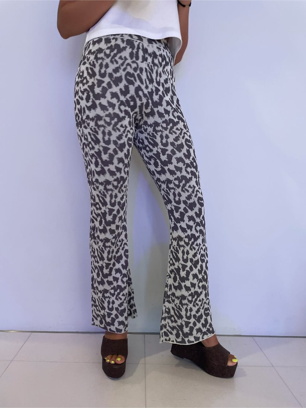 ブラウン系のサンダル、その他のその他パンツ、ホワイト系のTシャツ/カットソーを着用したレディースの夏コーディネートの7枚目の写真