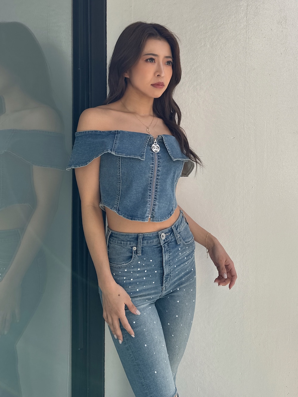 ブルー系のTシャツ/カットソー、ブルー系のデニムパンツ、ホワイト系のパンプスを着用したレディースの冬コーディネートの5枚目の写真