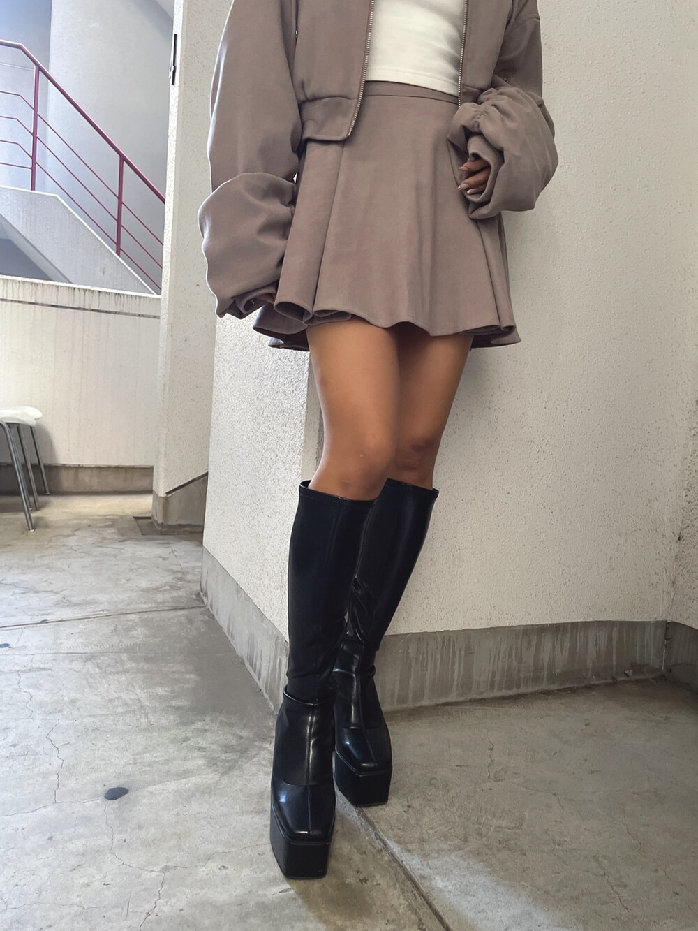 ベージュ系のブルゾン、ベージュ系のスカート、ホワイト系のTシャツ/カットソーを着用したレディースの冬コーディネートの10枚目の写真