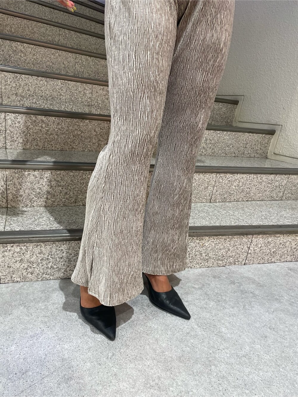 ブラック系のパンプス、ホワイト系のシャツ/ブラウス、グレー系のその他パンツを着用したレディースの夏コーディネートの6枚目の写真